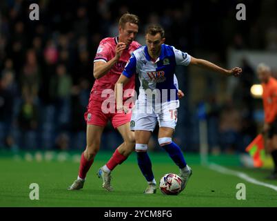 Ryan Hedges des Blackburn Rovers (à droite) et Torbjorn Heggem de West Bromwich Albion (à gauche) se battent pour le ballon lors du Sky Bet Championship match à Ewood Park, Blackburn. Date de la photo : mercredi 23 octobre 2024. Banque D'Images