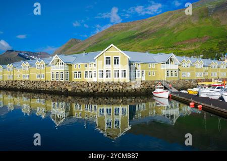 Siglufjörður - petite ville de pêcheurs dans un fjord étroit du même nom sur la côte nord de l'Islande Banque D'Images