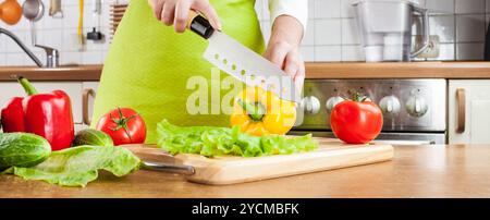 Woman's hands cutting poivron frais sur la cuisine Banque D'Images