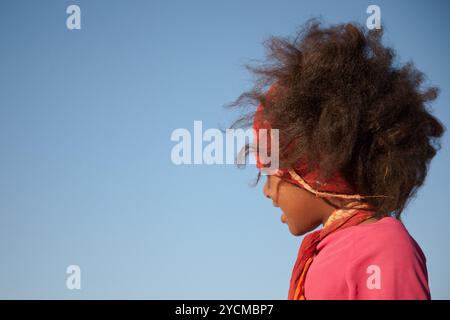 Une jeune fille au camp de réfugiés sahraouis de Smara, à Tindouf, en Algérie. Banque D'Images