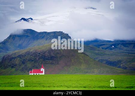 Église historique Ingjaldshólskirkja dans la péninsule de Snæfellsnes, ouest de l'Islande. Stratovolcan au sommet du glacier Snæfellsjökull en arrière-plan Banque D'Images