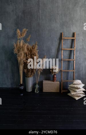 vases décorés de fleurs à l'intérieur d'une pièce grise Banque D'Images