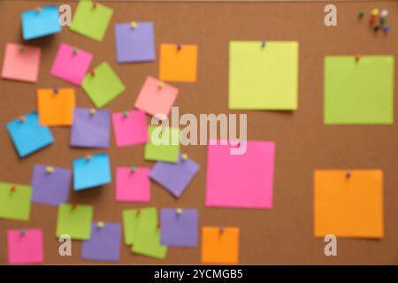 Vue floue du tableau rempli de notes et de épingles colorées Banque D'Images