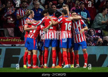 Madrid, Espagne. 23 octobre 2024. Julian ALVAREZ de l'Atletico Madrid célèbre son but avec ses coéquipiers lors du match de football MD3 de l'UEFA Champions League, League phase MD3 entre l'Atletico de Madrid et le LOSC Lille le 23 octobre 2024 au stade Riyadh Air Metropolitano de Madrid, Espagne - photo Matthieu Mirville/DPPI crédit : DPPI Media/Alamy Live News Banque D'Images