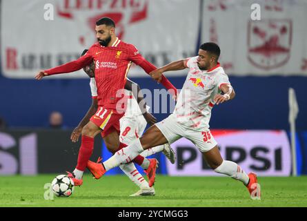 Mohamed Salah de Liverpool (à gauche) et Benjamin Henrichs du RB Leipzig s'affrontent pour le ballon lors du match de la phase de groupes de l'UEFA Champions League au RB Arena de Leipzig, en Allemagne. Date de la photo : mercredi 23 octobre 2024. Banque D'Images