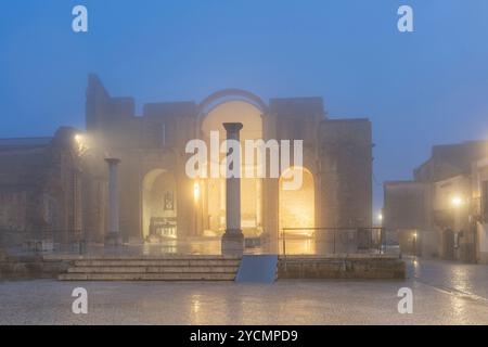 Ruines de l'ancienne cathédrale de Salemi, Salemi, Trapani, Sicile, Italie Banque D'Images