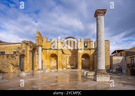 Ruines de l'ancienne cathédrale de Salemi, Salemi, Trapani, Sicile, Italie Banque D'Images