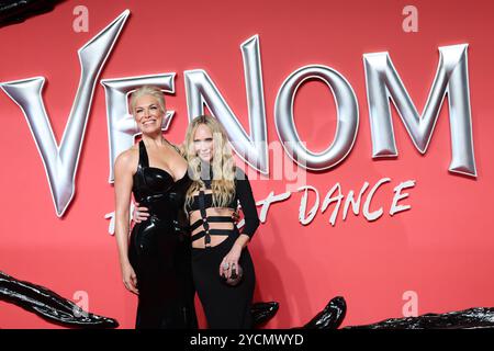 Londres, Royaume-Uni. 23 octobre 2024. (À gauche) Hannah Waddingham et Juno Temple assistent à la première de The Venom : The Last Dance UK au BFI IMAX de Londres. Crédit : Isabel Infantes/Alamy Live News Banque D'Images