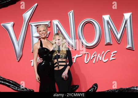 Londres, Royaume-Uni. 23 octobre 2024. (À gauche) Hannah Waddingham et Juno Temple assistent à la première de The Venom : The Last Dance UK au BFI IMAX de Londres. Crédit : Isabel Infantes/Alamy Live News Banque D'Images