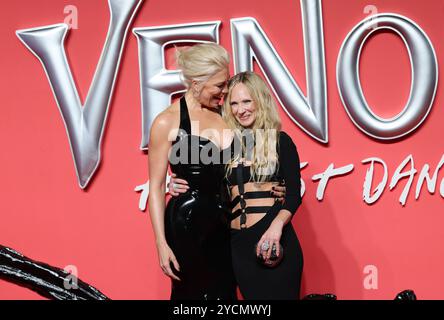 Londres, Royaume-Uni. 23 octobre 2024. (À gauche) Hannah Waddingham et Juno Temple assistent à la première de The Venom : The Last Dance UK au BFI IMAX de Londres. Crédit : Isabel Infantes/Alamy Live News Banque D'Images