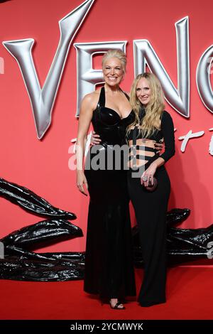 Londres, Royaume-Uni. 23 octobre 2024. (À gauche) Hannah Waddingham et Juno Temple assistent à la première de The Venom : The Last Dance UK au BFI IMAX de Londres. Crédit : Isabel Infantes/Alamy Live News Banque D'Images