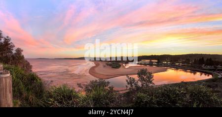 Panorama de plusieurs images assemblées de Narrabeen Head, avec des vues vers le sud le long de la plage de Narrabeen et de l'entrée des lacs de Narrabeen. Banque D'Images