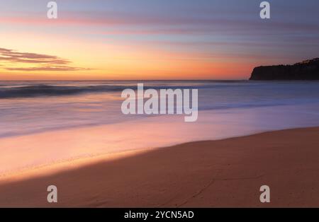 Lever de soleil époustouflant à Bungan Beach sur les plages du nord de Sydney avec vue vers le sud en direction du promontoire de Mona Vale Banque D'Images