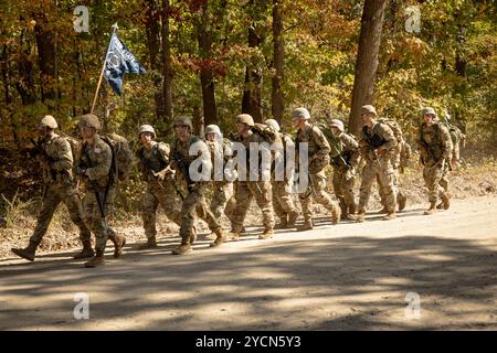 Les cadets avec les programmes ROTC de l'Armée dans les universités de la région Mid-Atlantic et de la Nouvelle-Angleterre naviguent entre les cours du ROTC Ranger Challenge de l'Armée à joint base McGuire dix Lakehurst, New Jersey, Oct. 19, 2024. Le Brigade Ranger Challenge est une compétition rigoureuse pour les corps ROTC à travers le pays. Les cadets qui participent à cette compétition s’entraînent rigoureusement afin de représenter au mieux leur école. (Photo de la Garde nationale de l'armée américaine par le SPC Seth Cohen) Banque D'Images