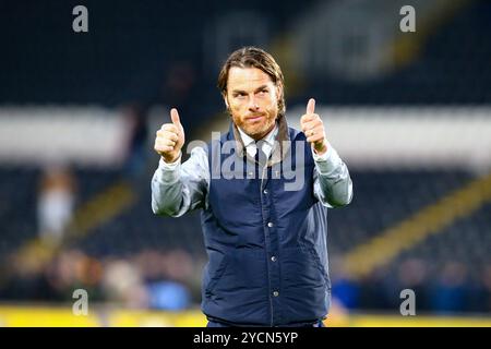 MKM Stadium, Hull, Angleterre - 23 octobre 2024 Scott Parker Manager de Burnley reconnaît les fans itinérants - après le match Hull City v Burnley, EFL Championship, 2024/25, MKM Stadium, Hull, Angleterre - 23 octobre 2024 crédit : Arthur Haigh/WhiteRosePhotos/Alamy Live News Banque D'Images