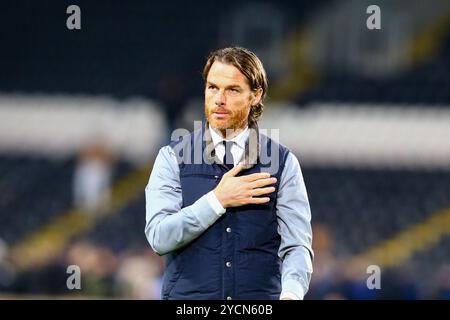 MKM Stadium, Hull, Angleterre - 23 octobre 2024 Scott Parker Manager de Burnley reconnaît les fans itinérants - après le match Hull City v Burnley, EFL Championship, 2024/25, MKM Stadium, Hull, Angleterre - 23 octobre 2024 crédit : Arthur Haigh/WhiteRosePhotos/Alamy Live News Banque D'Images