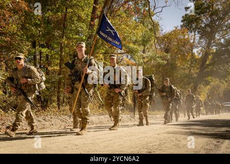 Les cadets avec les programmes ROTC de l'Armée dans les universités de la région Mid-Atlantic et de la Nouvelle-Angleterre naviguent entre les cours du ROTC Ranger Challenge de l'Armée à joint base McGuire dix Lakehurst, New Jersey, Oct. 19, 2024. Le Brigade Ranger Challenge est une compétition rigoureuse pour les corps ROTC à travers le pays. Les cadets qui participent à cette compétition s’entraînent rigoureusement afin de représenter au mieux leur école. (Photo de la Garde nationale de l'armée américaine par le SPC Seth Cohen) Banque D'Images