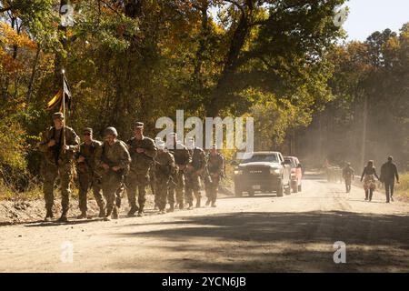 Les cadets avec les programmes ROTC de l'Armée dans les universités de la région Mid-Atlantic et de la Nouvelle-Angleterre naviguent entre les cours du ROTC Ranger Challenge de l'Armée à joint base McGuire dix Lakehurst, New Jersey, Oct. 19, 2024. Le Brigade Ranger Challenge est une compétition rigoureuse pour les corps ROTC à travers le pays. Les cadets qui participent à cette compétition s’entraînent rigoureusement afin de représenter au mieux leur école. (Photo de la Garde nationale de l'armée américaine par le SPC Seth Cohen) Banque D'Images