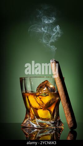 Whisky et cigare sur vert Banque D'Images