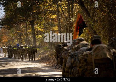 Les cadets avec les programmes ROTC de l'Armée dans les universités de la région Mid-Atlantic et de la Nouvelle-Angleterre naviguent entre les cours du ROTC Ranger Challenge de l'Armée à joint base McGuire dix Lakehurst, New Jersey, Oct. 19, 2024. Le Brigade Ranger Challenge est une compétition rigoureuse pour les corps ROTC à travers le pays. Les cadets qui participent à cette compétition s’entraînent rigoureusement afin de représenter au mieux leur école. (Photo de la Garde nationale de l'armée américaine par le SPC Seth Cohen) Banque D'Images