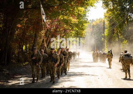 Les cadets avec les programmes ROTC de l'Armée dans les universités de la région Mid-Atlantic et de la Nouvelle-Angleterre naviguent entre les cours du ROTC Ranger Challenge de l'Armée à joint base McGuire dix Lakehurst, New Jersey, Oct. 19, 2024. Le Brigade Ranger Challenge est une compétition rigoureuse pour les corps ROTC à travers le pays. Les cadets qui participent à cette compétition s’entraînent rigoureusement afin de représenter au mieux leur école. (Photo de la Garde nationale de l'armée américaine par le SPC Seth Cohen) Banque D'Images