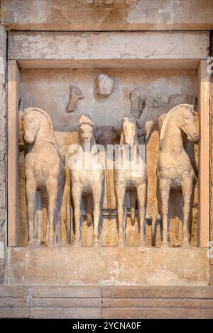 Metopa montrant Apollon sur une quadriga, côte à côte avec Leto et Artémis, Temple C de Selinuntem 540-510 av. J.-C., Musée archéologique régional Antonio Sali Banque D'Images