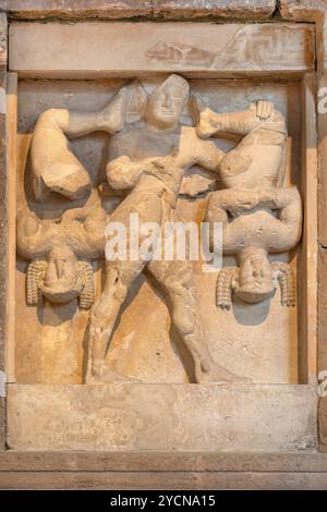 Metopa montrant Héraclès qui porte les Cercopes, deux bandits attrapés par le héros, accrochés à un poteau, Temple C de Selinunte, 540-510 av. J.-C., Arc régional Banque D'Images