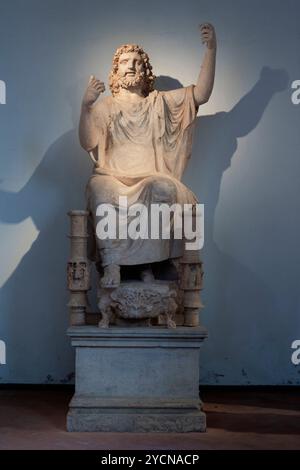 Statue colossale de Zeus de Soluntum, Musée archéologique régional Antonio Salinas, Palerme, Sicile, Italie Banque D'Images