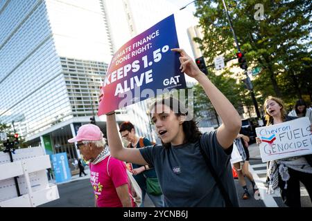 Washington, États-Unis. 23 octobre 2024. Les manifestants contre le changement climatique défilent devant le siège de la Banque mondiale, lors des assemblées annuelles 2024 du Fonds monétaire international et du Groupe de la Banque mondiale, à Washington, DC, le mercredi 23 octobre, 2024. (Graeme Sloan/Sipa USA) crédit : Sipa USA/Alamy Live News Banque D'Images