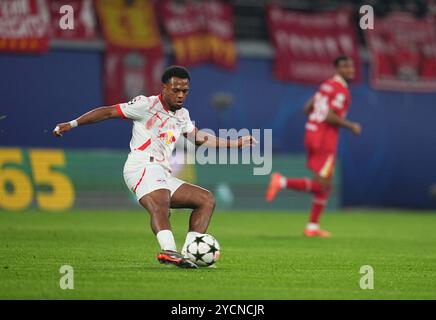 Leipzig, Allemagne. 23 octobre 2024. Loïs Openda de Leipzig contrôle le ballon lors du match Ligue des Champions - MD3 entre le RB Leipzig - Liverpool au Red Bull Arena, Leipzig, Allemagne. Crédit : Ulrik Pedersen/Alamy Banque D'Images