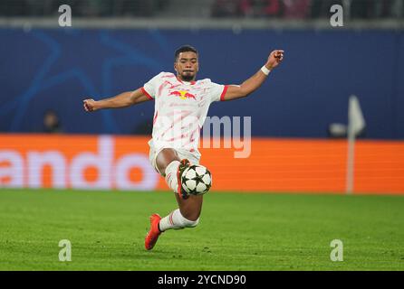 Leipzig, Allemagne. 23 octobre 2024. Benjamin Henrichs de Leipzig contrôle le ballon lors du match Ligue des Champions - MD3 entre le RB Leipzig - Liverpool au Red Bull Arena, Leipzig, Allemagne. Crédit : Ulrik Pedersen/Alamy Banque D'Images