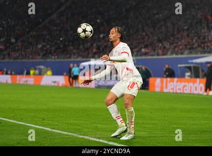 Leipzig, Allemagne. 23 octobre 2024. Xavi Simons de Leipzig contrôle le ballon lors du match Ligue des Champions - MD3 entre le RB Leipzig - Liverpool au Red Bull Arena, Leipzig, Allemagne. Crédit : Ulrik Pedersen/Alamy Banque D'Images