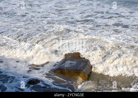 Tuyaux d'égout en béton dans l'océan menant à des rejets marins dans la mer potentiellement polluant l'environnement Banque D'Images