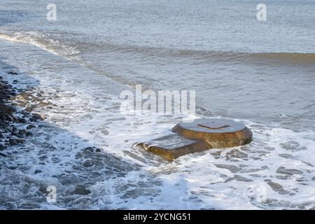 Tuyaux d'égout en béton dans l'océan menant à des rejets marins dans la mer potentiellement polluant l'environnement Banque D'Images