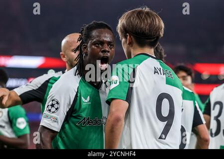 Lisbonne, Portugal . 23 octobre 2024. Lisbonne, Portugal, 23 octobre 2024 : Jordan Lotomba (30 Feyenoord) et Ayase Ueda (9 Feyenoord) en action lors du match de football de la Ligue des Champions de l'UEFA entre SL Benfica vs Feyenoord à l'Estadio da Luz, Lisbonne le 23 octobre 2024 (João Bravo /SPP) crédit : SPP Sport Press photo. /Alamy Live News Banque D'Images