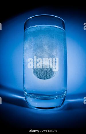 Comprimé dans un verre d'eau Banque D'Images