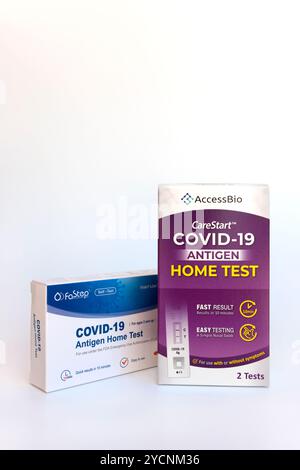 Deux tests différents COVID-19 Rapid Results Antigen Home tests distribués gratuitement au public américain pour garder le Coronavirus sous contrôle. Banque D'Images