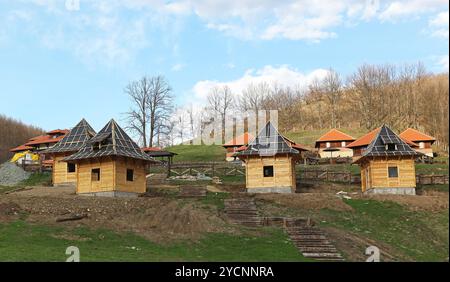 Petit bungalow chalets dans village rural exterior Banque D'Images