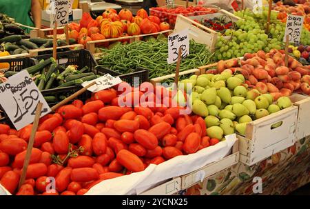 Les gros agriculteurs stand rempli de fruits et légumes biologiques Banque D'Images