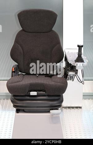 Assise ergonomique avec manette commande pour les engins de construction Banque D'Images