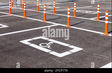 L'espace de stationnement réservé aux personnes handicapées dans un commerce de détail shoppers parking Banque D'Images