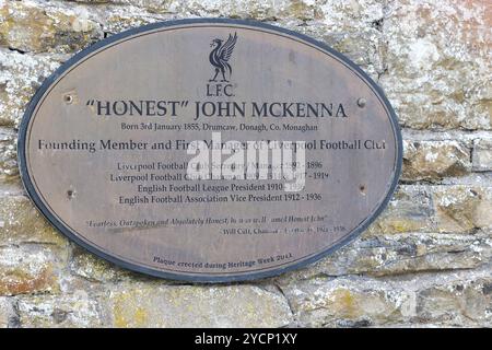 Plaque murale à la mémoire de John McKenna Glaslough entraîneur membre fondateur du club de football de Liverpool. Banque D'Images