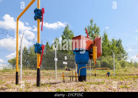 Point de distribution du gaz et de réglementation en été journée ensoleillée Banque D'Images