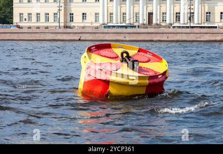 Bouée d'ancrage dans la Neva à Saint-Pétersbourg, Russie Banque D'Images