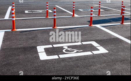 L'espace de stationnement réservé aux personnes handicapées dans un commerce de détail shoppers parking Banque D'Images