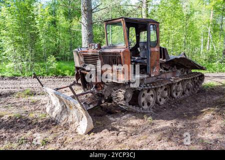 Débardeur vieux à la forêt en été Banque D'Images