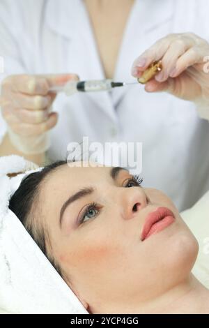 Woman Having Botox Traitement Au Beauty Clinic Banque D'Images