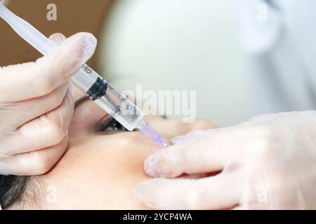 Woman Having Botox Traitement Au Beauty Clinic Banque D'Images