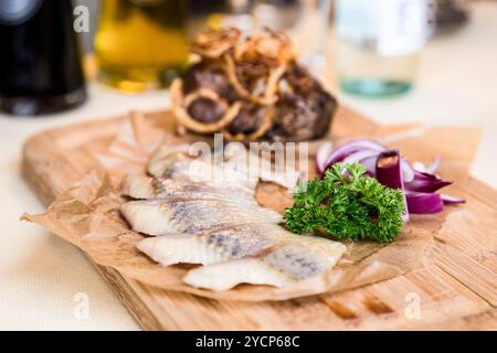 Restourant plat de service - morceaux de hareng à snack Banque D'Images