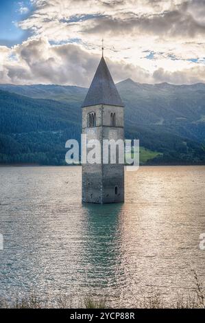 La vieille église emblématique Tour de Graun émergeant de l'eau du lac artificiel de Reschensee à Curon Venosta, Tyrol du Sud, Italie Banque D'Images